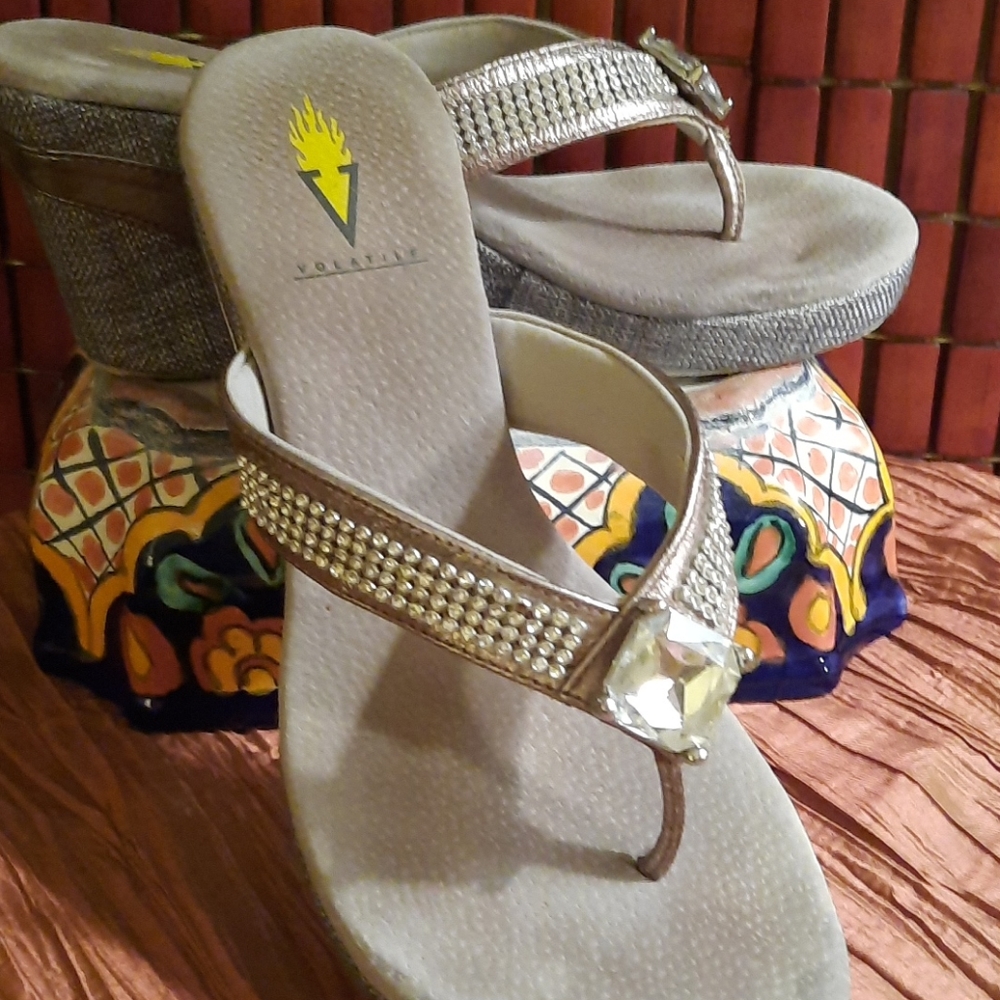 Volatile Wedge Women's size 8 Sandals